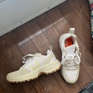 Veja Women's Venturi Alveomesh Sneaker - Size EUR 37, US 6